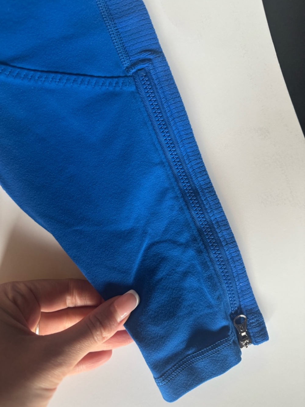 Lululemon bright blue zip ankle leggings size 4 with ribbed side panels